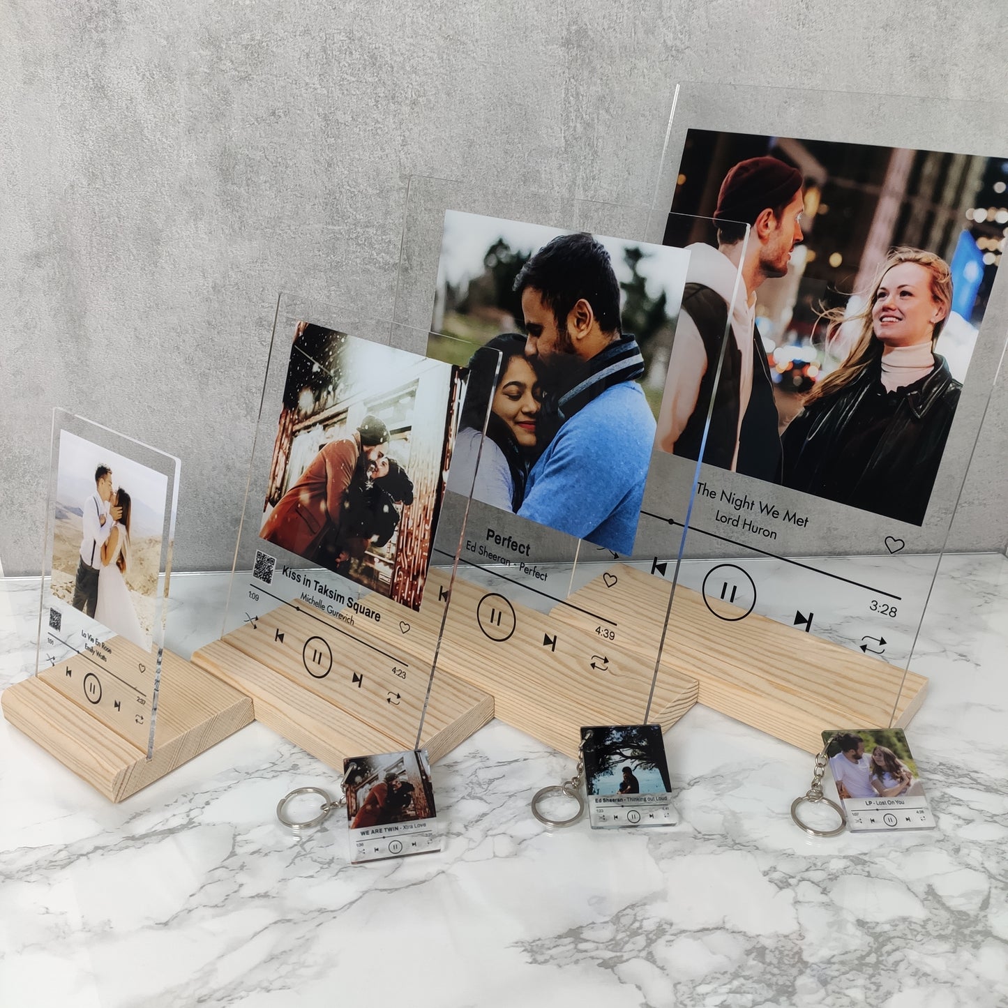 Spotify Plak ürünler yandan görünüm. Soldan sağa sırayla 10x15cm Müzik Plak, 15x20cm Müzik Plak, 20x25cm Spotify Müzik Plak, 20x30cm Spotify Müzik Plak. Önlerinde Spotify Müzik Anahtarlıklar bulunuyor.